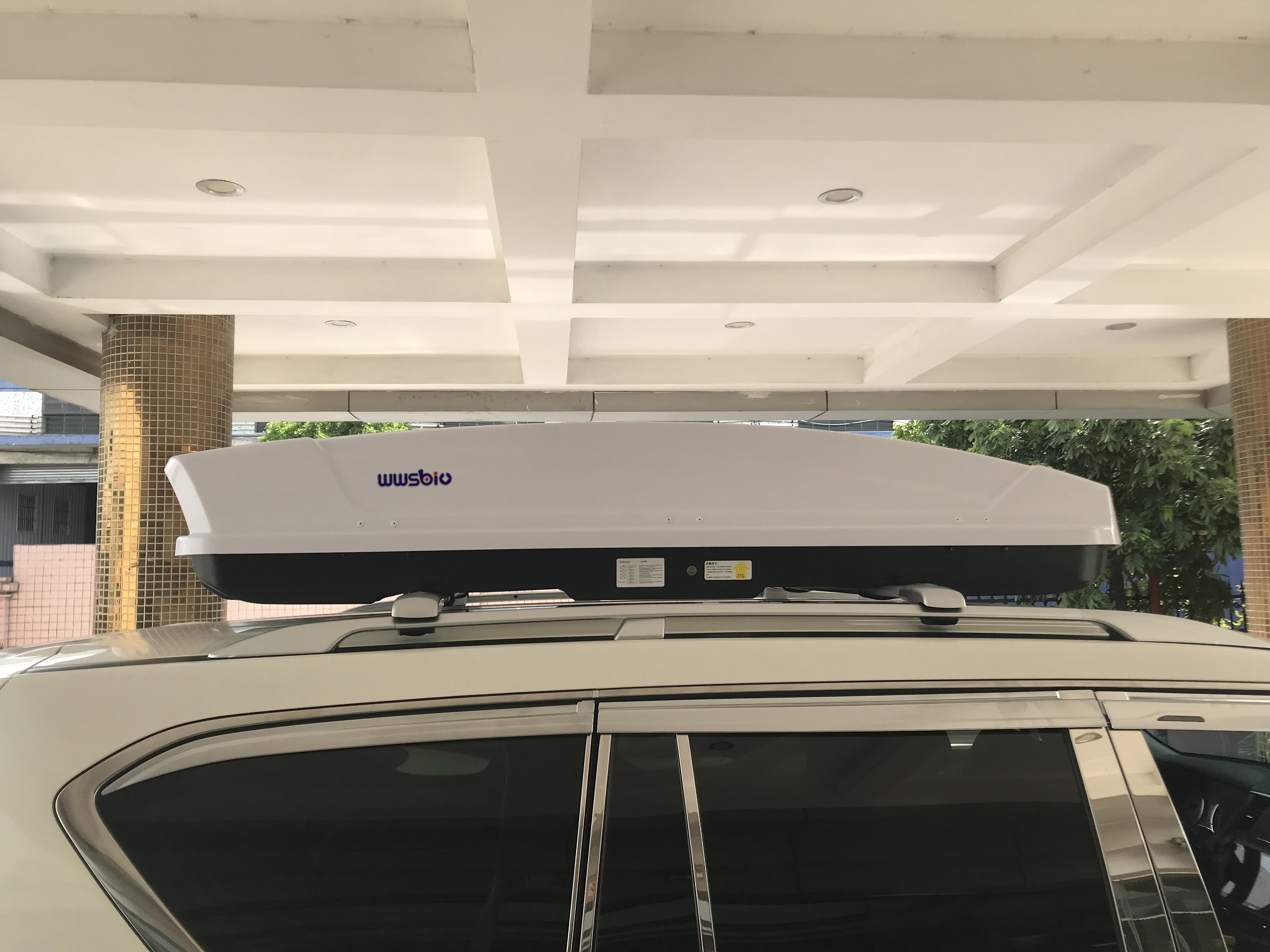 car rooftop boxes white 